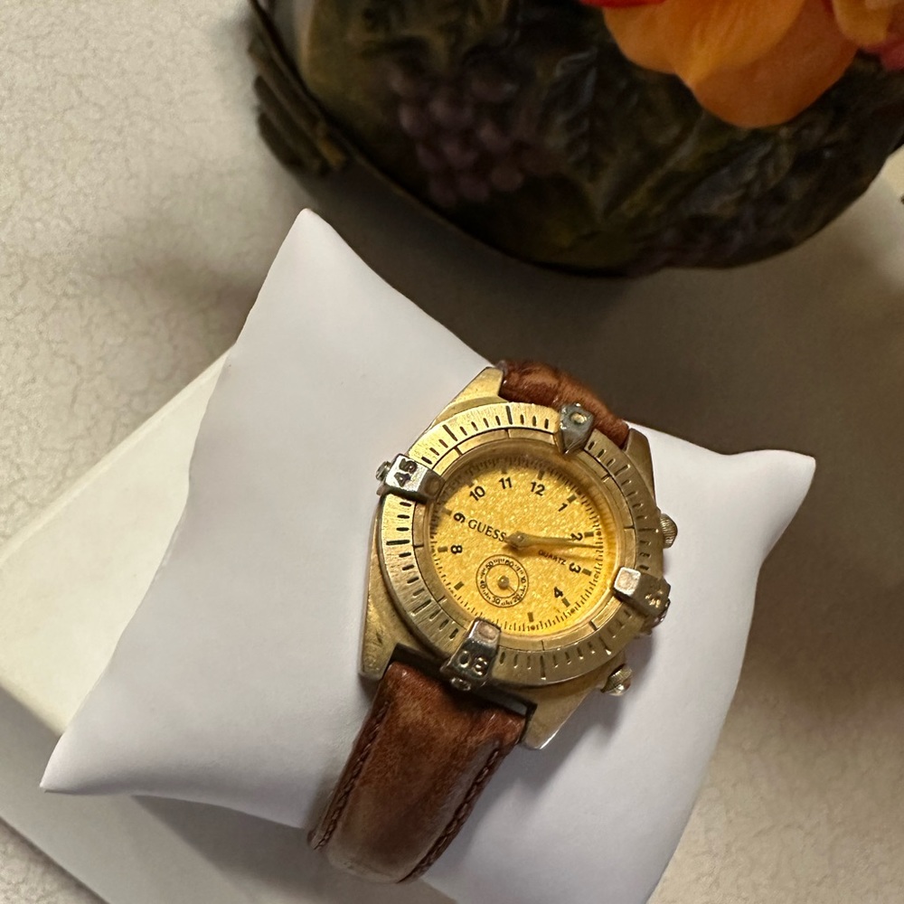Vintage Guess® Watch | Gold Tone w/ Leather Band 💛🤎